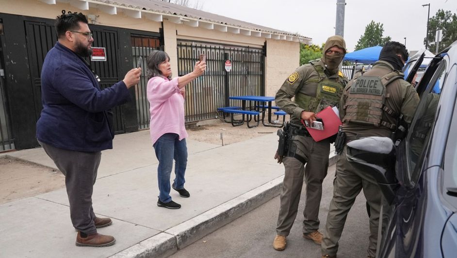 Agente fronterizo obligaba a mujeres a enseñarle los senos; lo condenan a un año de prisión