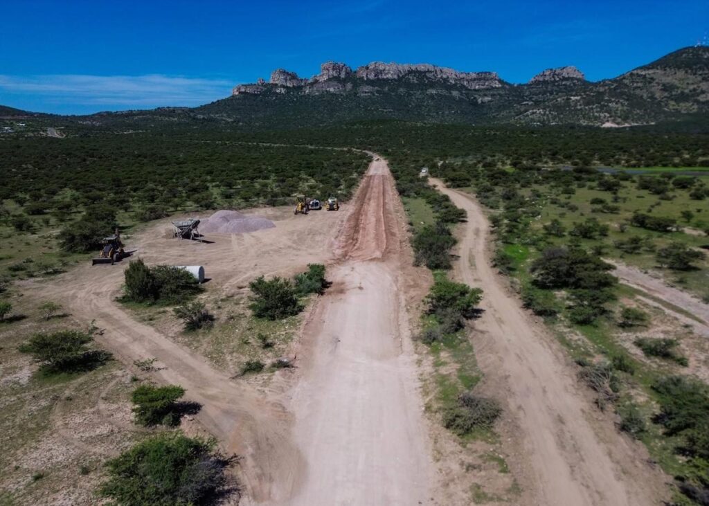 Avanzan obras de pavimentación con concreto hidráulico en los llanos de Santiago