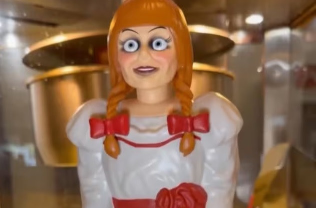 Palomitas del terror: la polémica Annabelle que guarda botana en… ¡su trasero!