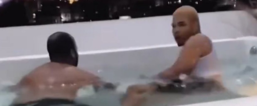 Descubre a su esposo con otro hombre en el jacuzzi