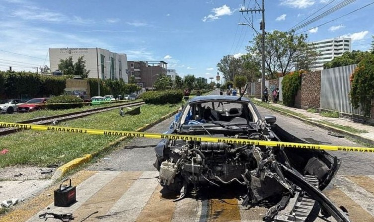 Tren embiste a varios autos en 2 cruces de Irapuato; hay 6 muertos y 2 heridos
