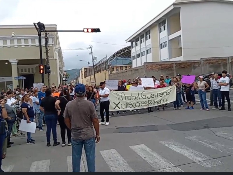 Manifestantes exigen renuncia de la alcaldesa de Xalisco