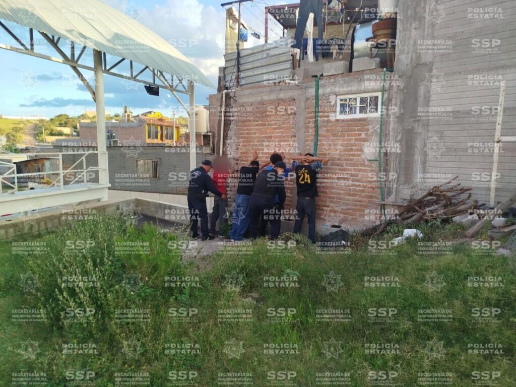 Detienen a cuatro menores por fumar marihuana y causar molestias en cancha deportiva de Santiago