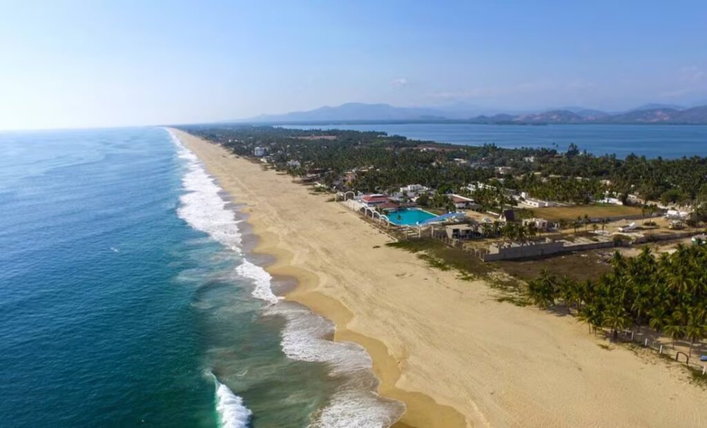 Monreal anuncia reforma para garantizar acceso gratuito a playas