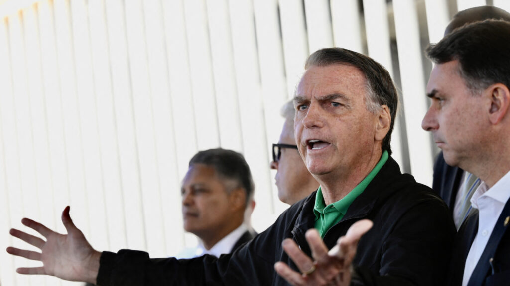 Fiscalía de Brasil pide aumentar vigilancia sobre Bolsonaro por riesgo de fuga