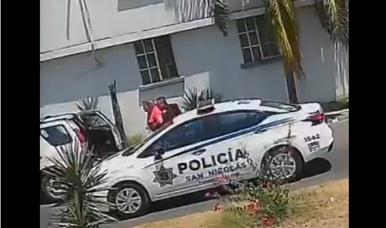 VIDEO: Policía salva a mujer que se atragantó con un totopo