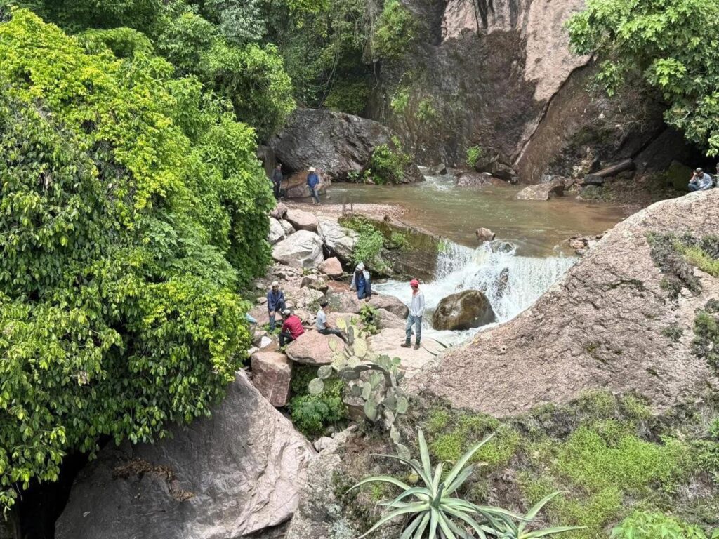 Identifican a hermanos arrastrados por arroyo en Otáez; continúa búsqueda de uno de ellos
