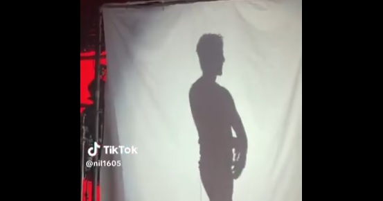 VIDEO: ¡Se le vio todo! Sebastián Yatra se desviste tras sabanazo en el escenario y enciende las redes