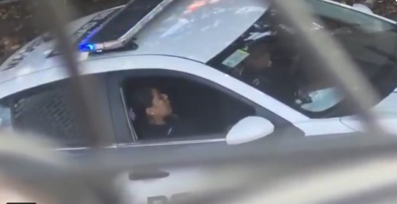 VIDEO: “¡En plena patrulla!” Policías son captados en presuntos actos sexuales