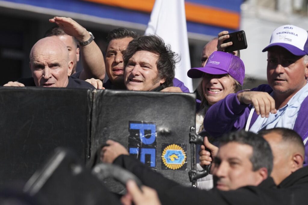 VIDEO: Atacan con piedras a Milei durante caravana en Buenos Aires; fue evacuado