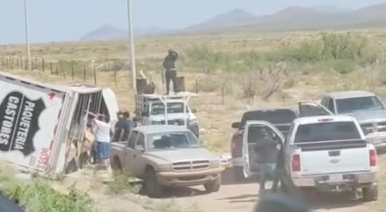 ¿Rapiña o ayuda? Captan volcadura en la carretera Janos