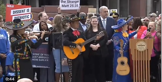 VIDEO: Alcaldesa de Boston defiende a migrantes con mariachis ante amenazas federales