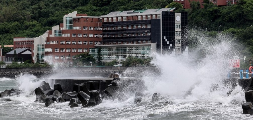 Tifón Podul arrasa el este de Taiwán: vientos de huracán y evacuaciones masivas