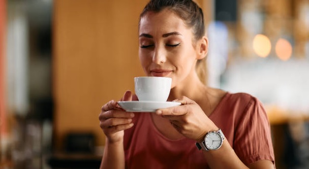 La primera taza de café sí importa: mejora el ánimo por horas, revela estudio