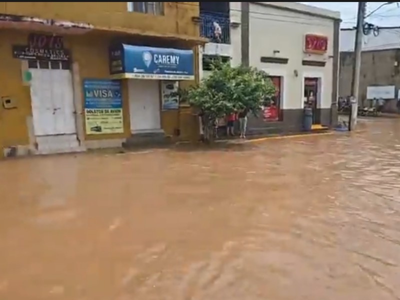 Se desborda río en Ahucatlán e inunda la localidad