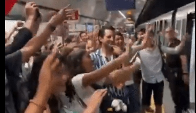 VIDEO: Mexicanos responden con música a ataque en Roma y desatan ovación mundial