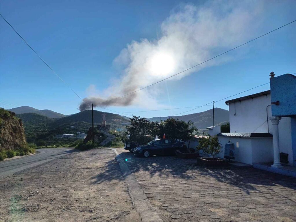 Habitantes de Santa María del Oro denuncian quema de basura en tiradero clandestino