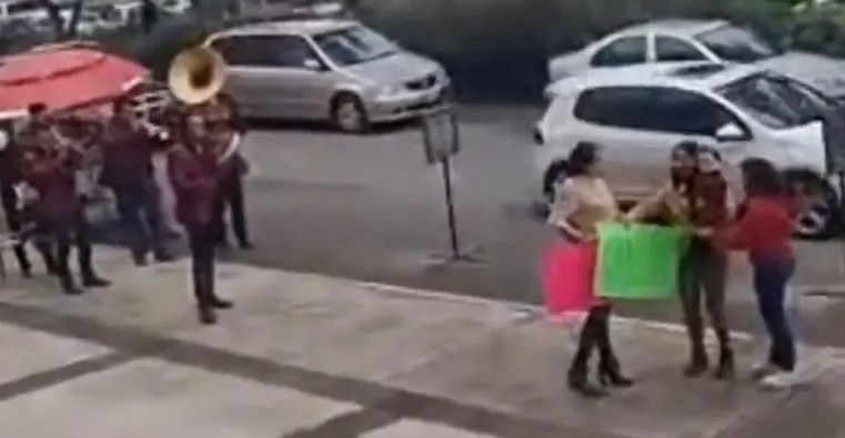VIDEO: Mujer celebra su divorcio con banda sinaloense