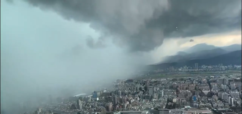 VIDEO: “Desde el cielo parecía el fin del mundo”: La tormenta que paralizó Taipei vista desde un piso 85