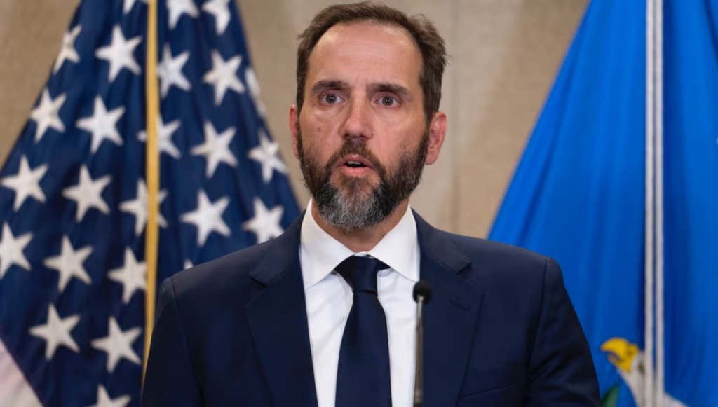 Trump investiga a fiscal que lo imputó por asalto al Capitolio