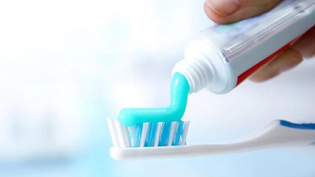 Cofepris retira del mercado pasta dental por posibles reacciones adversas