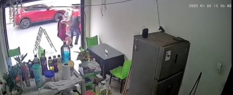 VIDEO: Mujer le da «cubetazo» a hombre que golpeó a su perrita