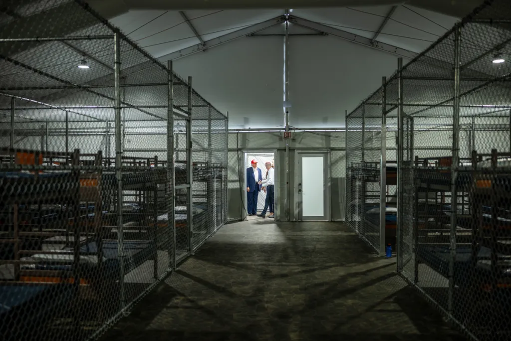 Jueza frena construcción del centro migratorio ‘Alligator Alcatraz’
