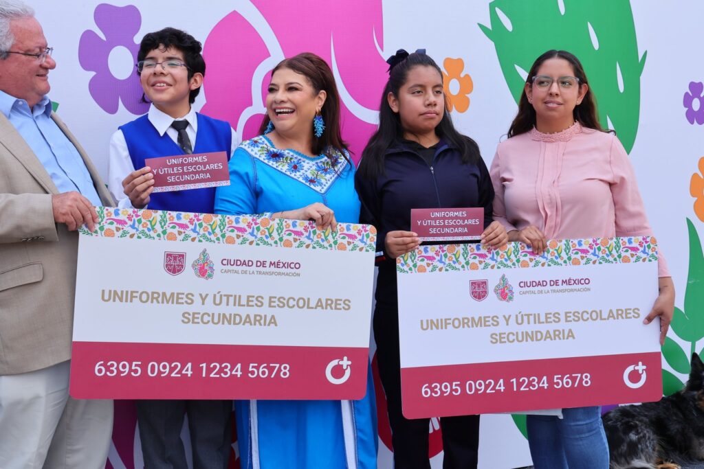 Gobierno CDMX entrega tarjetas para uniformes y útiles escolares a estudiantes de secundaria