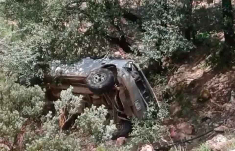 Vehículo cae a barranco, muere uno y seis resultan lesionados sobre la carretera Parral – Gpe y Calvo