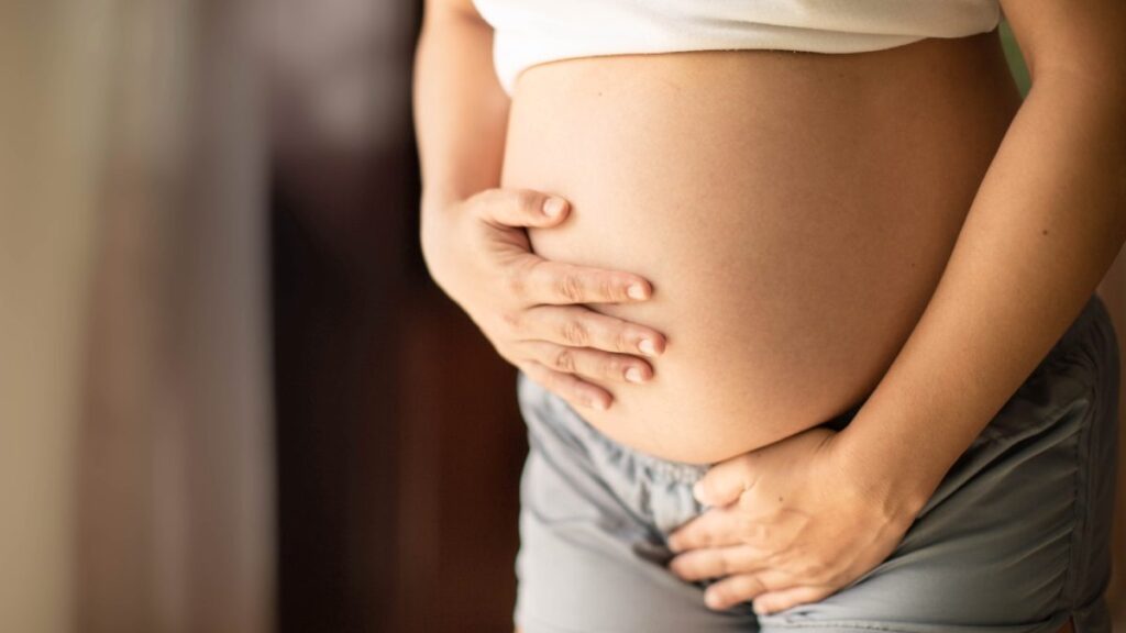 Niña de 14 años da a luz en un baño; clínica del IMSS le negó atención
