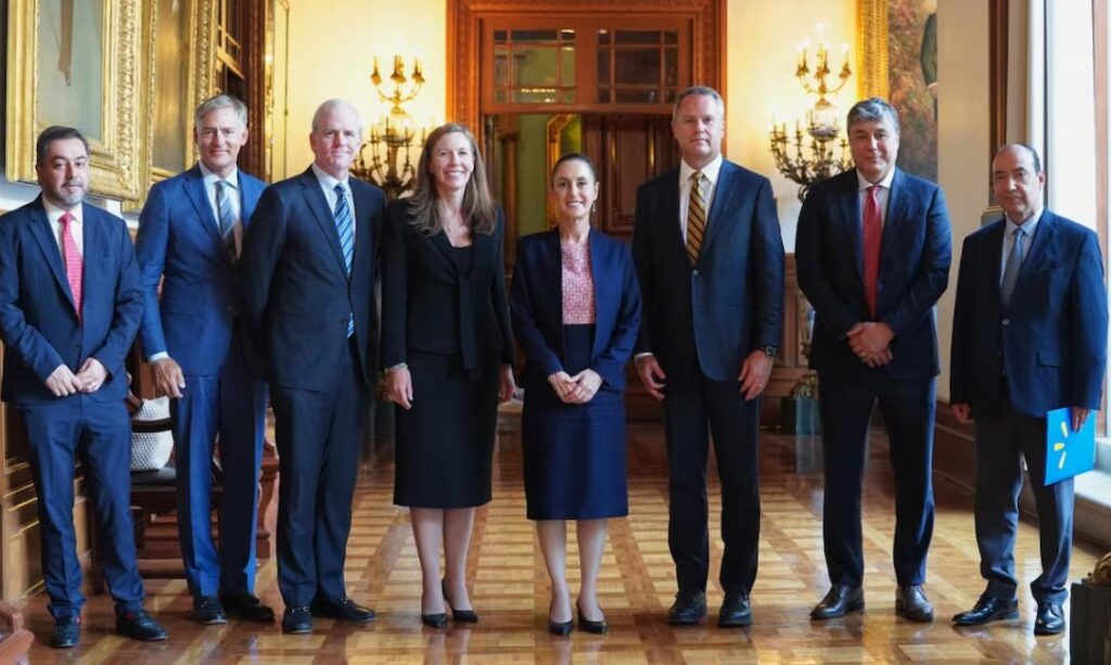 Sheinbaum se reúne con CEO de Walmart y su equipo