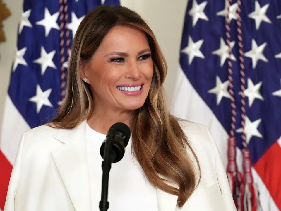 Melania Trump presenta proyecto para introducir la inteligencia artificial en escuelas