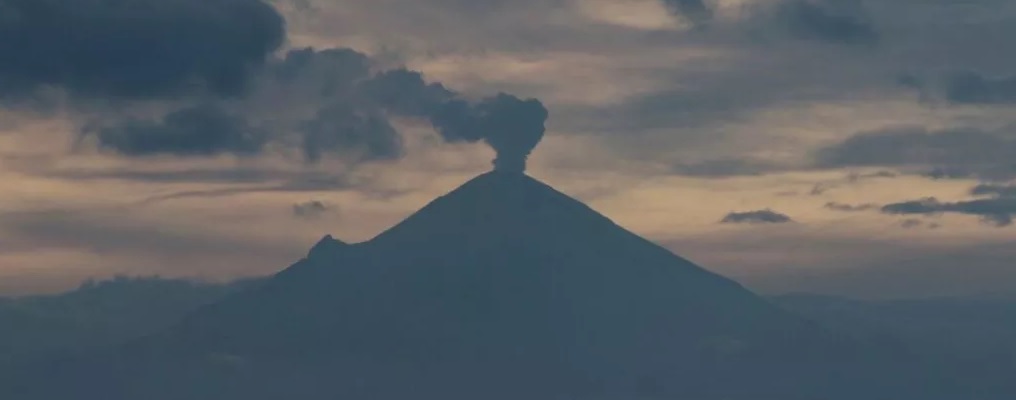 VIDEO: ¿Ovnis, nahuales o meteoritos? Captan extraños objetos en el Popocatépetl