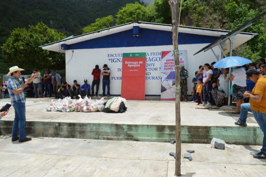 Alcalde Adrián Chaparro entrega apoyos en comunidades rurales