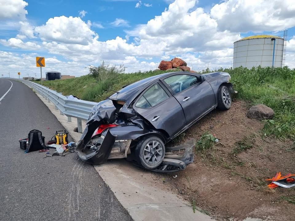 Vive de milagro conductor al que trailero sacó de la carretera