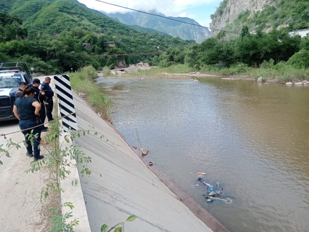 Motociclista murió al derrapar y caer al río Piaxtla