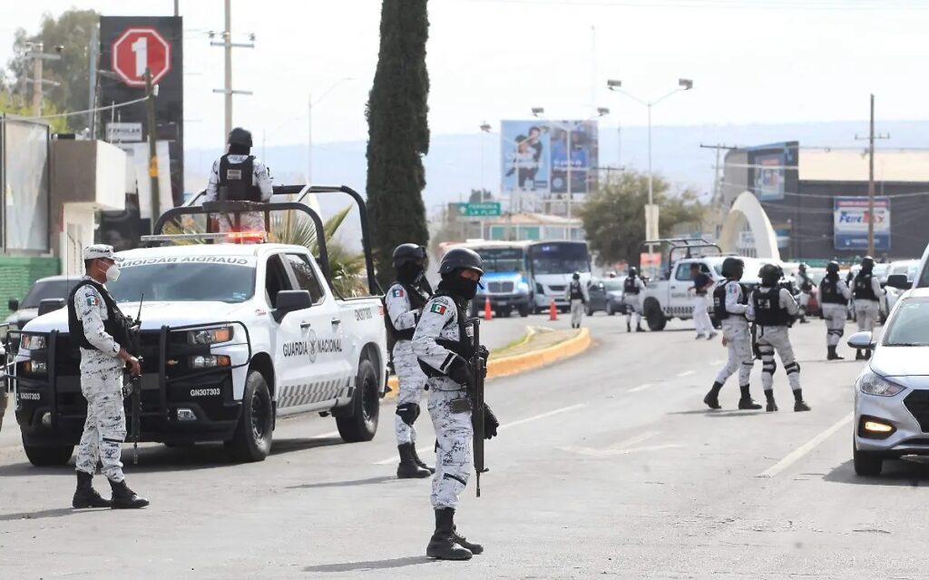 Alcoholizado Guardia Nacional golpea a su compañero