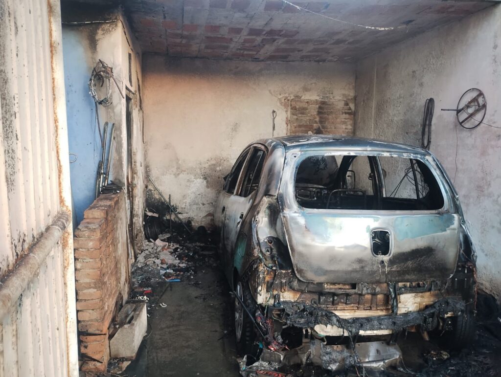 Extraño incendio de taxi dentro de la cochera (video)