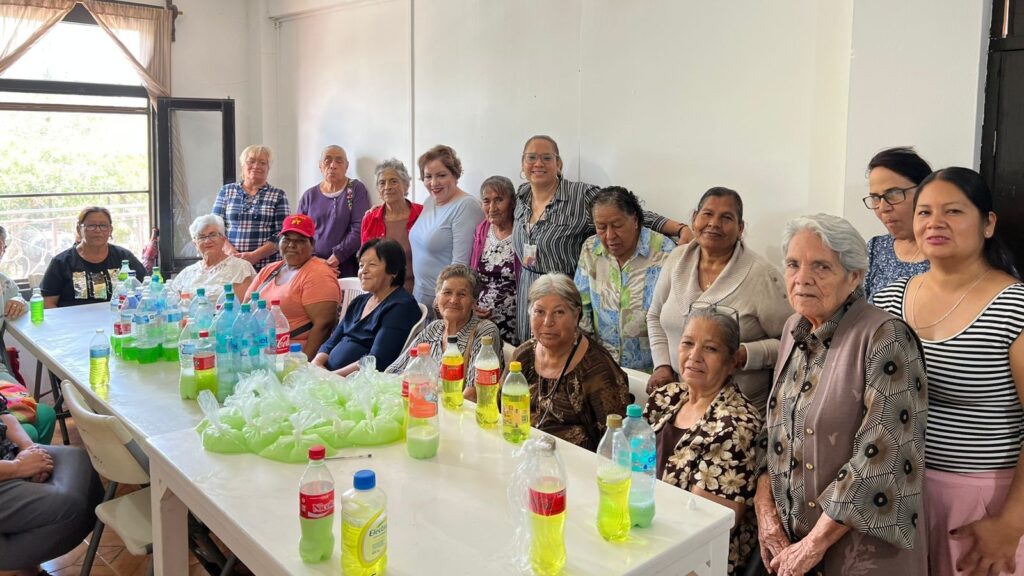 Capacitan a mujeres de la tercera edad en elaboración de artículos de limpieza