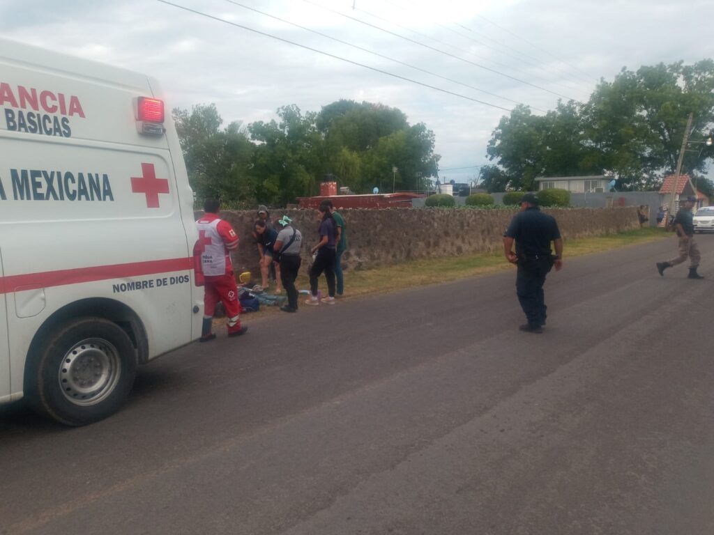 Quinceañeros derraparon en moto y quedaron heridos