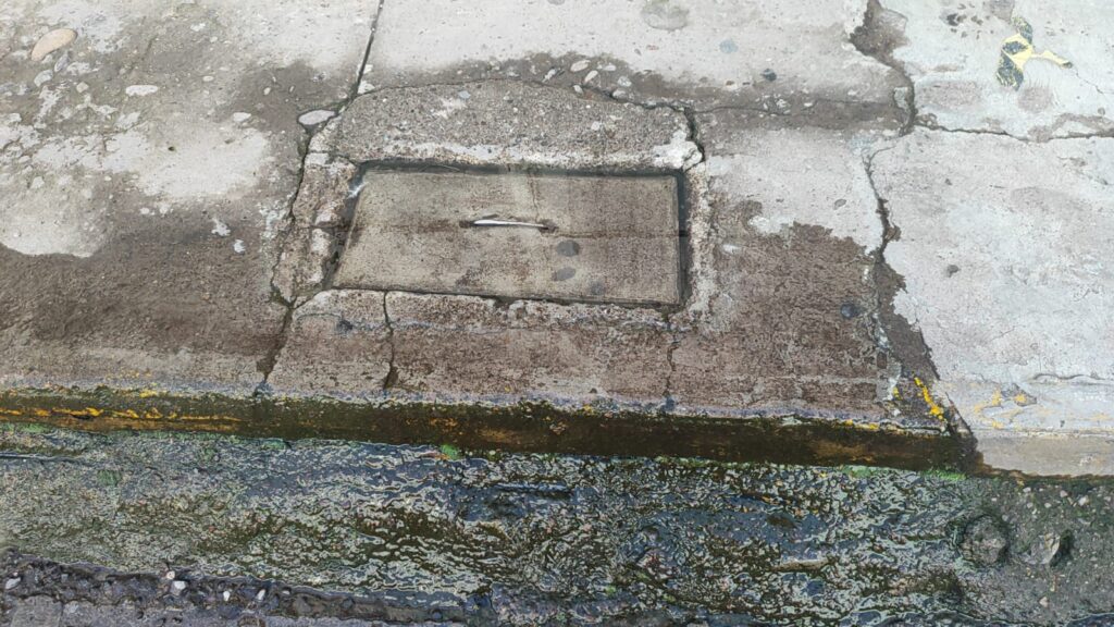Reportan fuga de agua en pleno centro