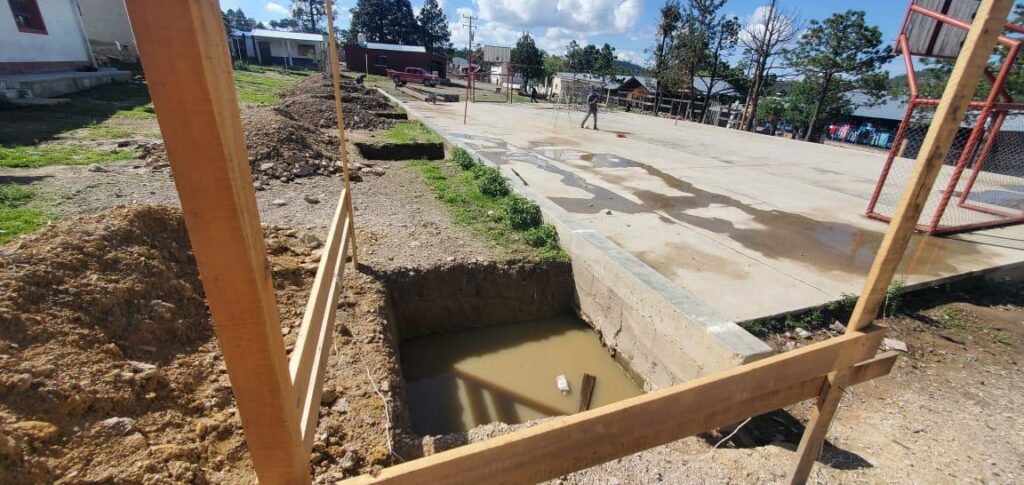 Realizan construcción de techado en cancha pública de el Tigre, Balleza
