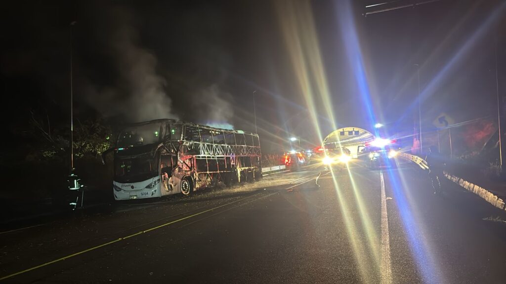 Autobús de Pasajeros se Incendia en la Supercarretera