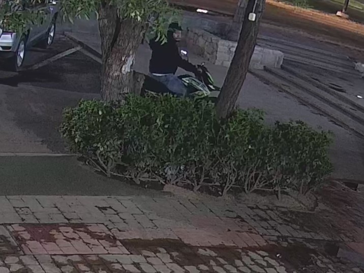 Robaron su motocicleta mientras trabajaba (video)