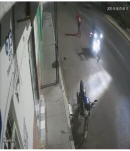 Cinco minutos bastaron para que le robaran su moto (video)