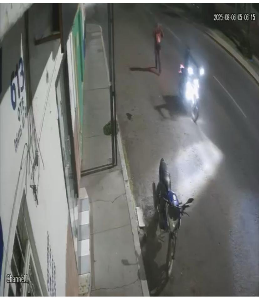 Cinco minutos bastaron para que le robaran su moto (video)