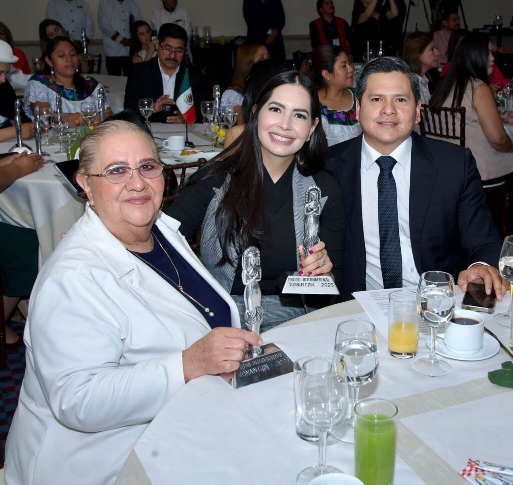 Otorgan premio internacional Tonantzin a presidenta del DIF