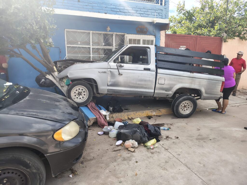 Se estrelló en camioneta contra una casa
