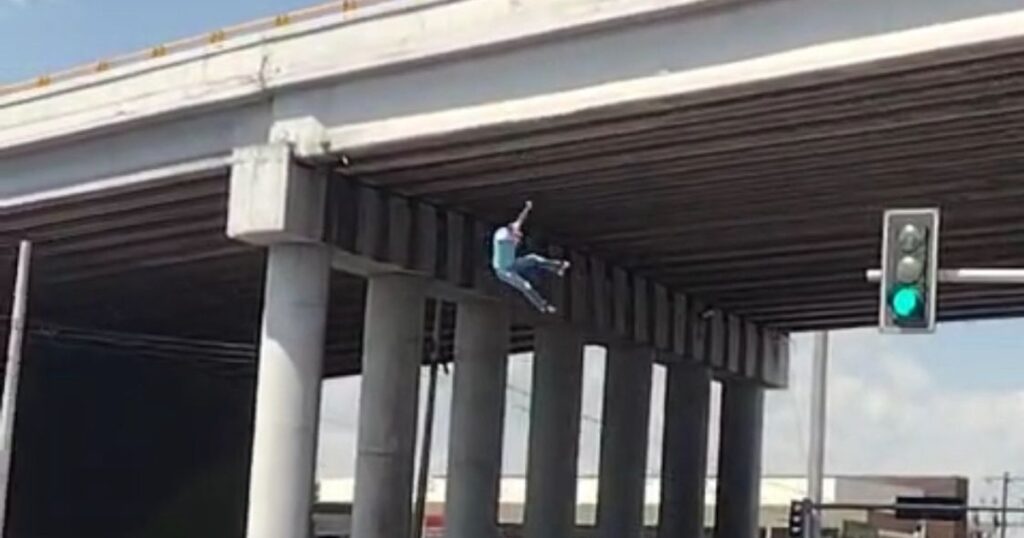 Ante la mirada de muchos se lanzó de un puente (video)