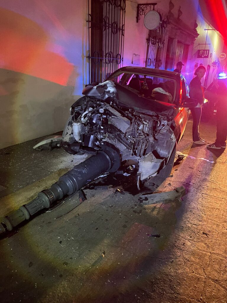 Salieron del antro y se estrellaron contra arbotante
